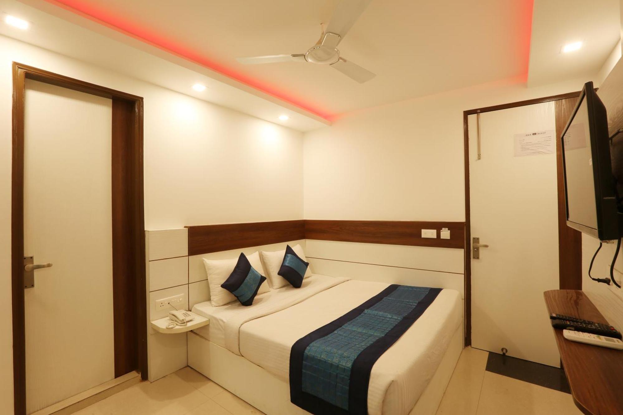Airport Hotel Mayank Residency Нью-Дели Экстерьер фото